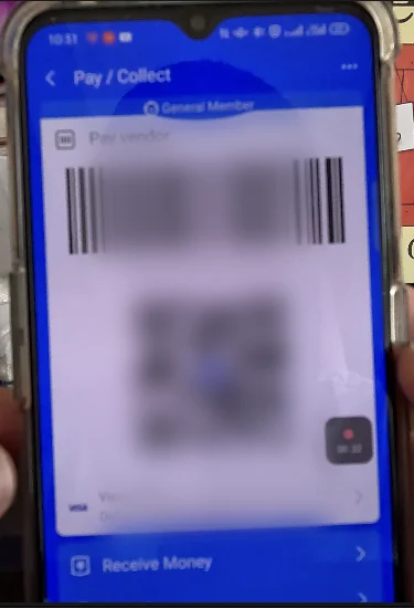 Pay/Collect画面 — バーコードとQRコードが表示される