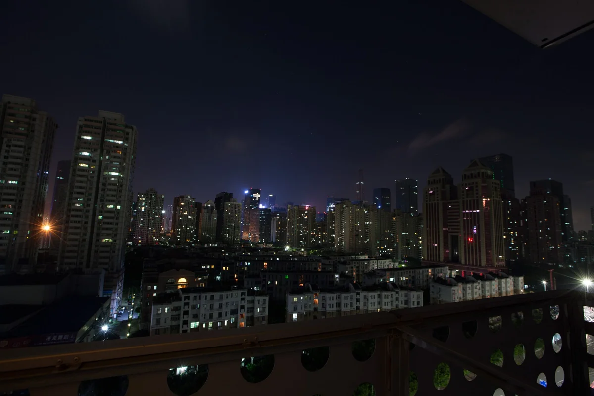 深圳の夜景。中国の都市はネットもキャッシュレスも発達しているが、日本のサービスとの相性には注意が必要