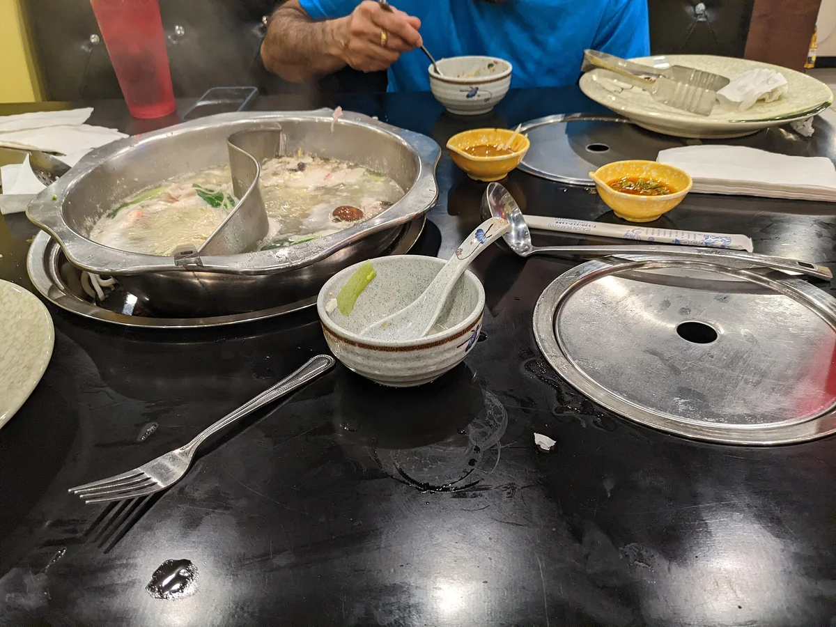 大衆点評で点数を確認してから入った火鍋屋のテーブル。中国では店選びにアプリを使うのが当たり前