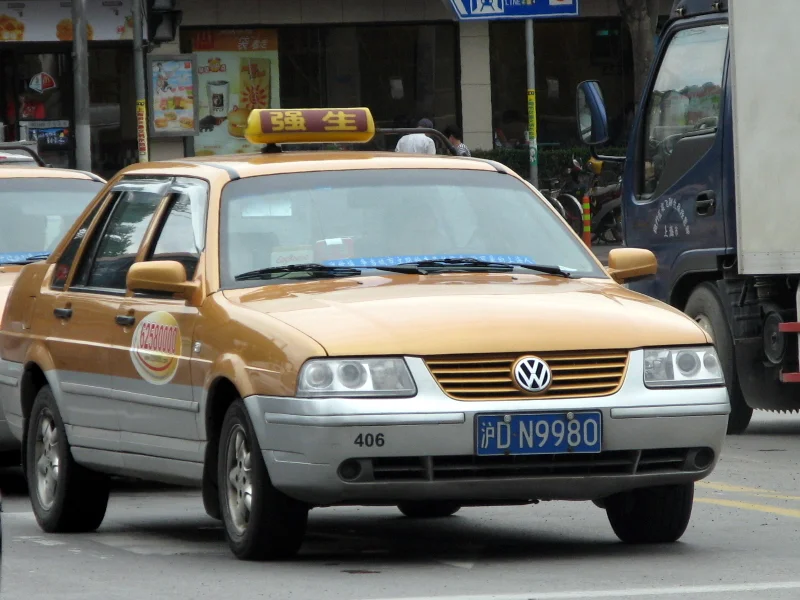 上海のタクシー。DiDiで配車すると、車のナンバーと色がアプリに表示されるので、それを頼りに車を見つける