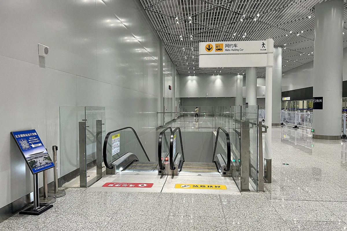 中国の駅・空港にある「网约车 Ride-Hailing Car」の案内表示。DiDiで呼んだ車はこちらに来る