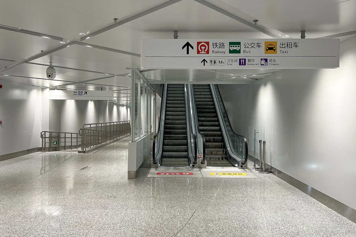 中国の駅・空港にある「出租车 Taxi」の案内表示。DiDiで呼んだ車はここには来ないので注意