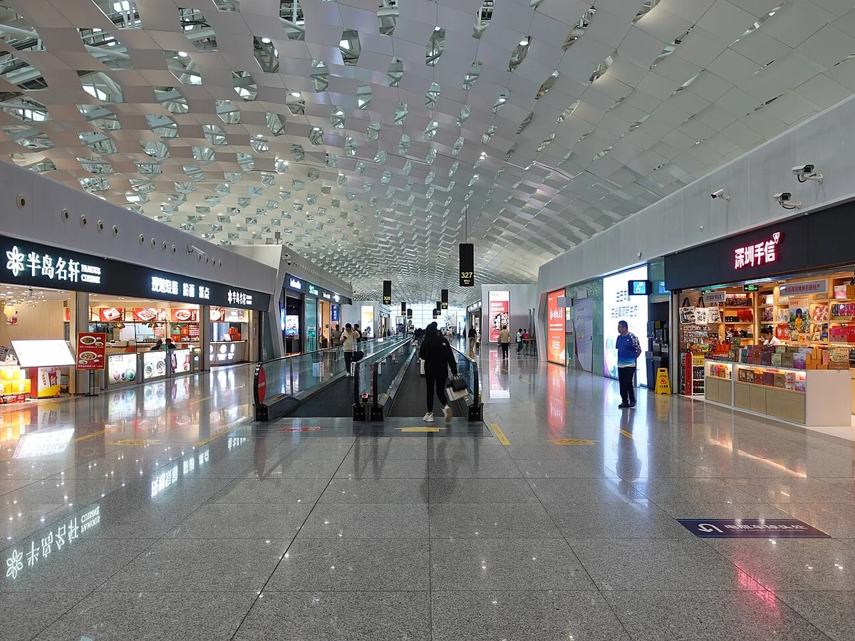 深圳宝安国際空港のターミナル。到着直後にネットがあるかどうかで旅の快適さが変わる