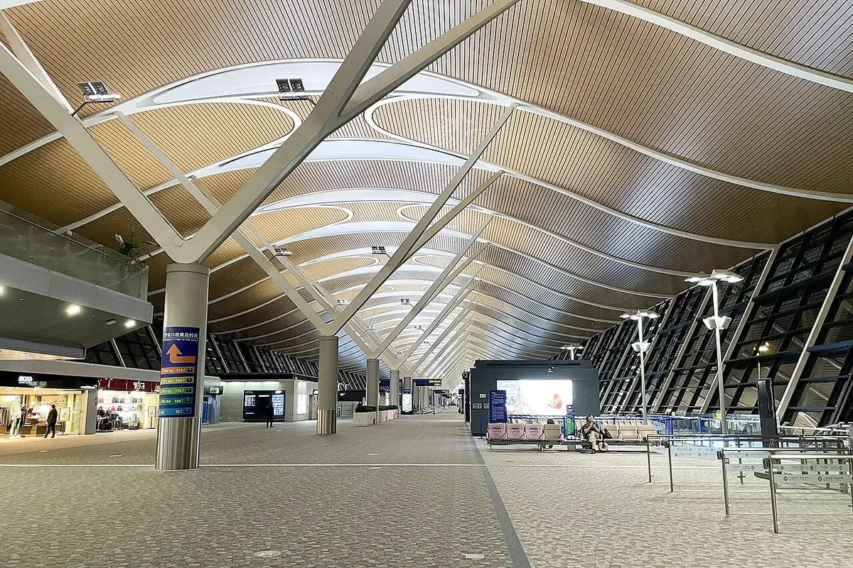 中国の国際空港の到着ロビー。ここを出る前にネットと決済の準備を確認しておきたい