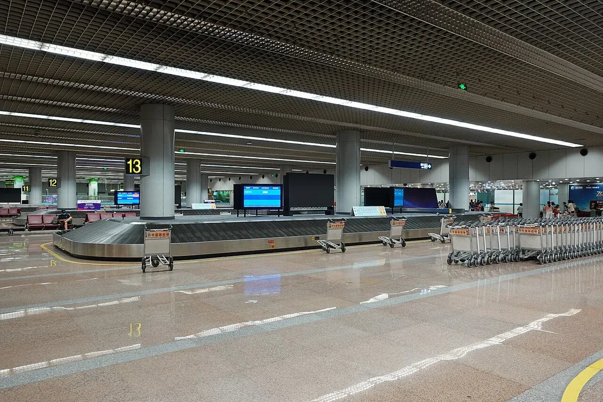 中国の空港の手荷物受取エリア。番号ごとにターンテーブルが並ぶ