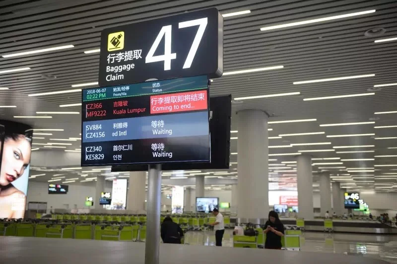 中国の空港の「行李提取（Baggage Claim）」案内表示。便名ごとに受取レーンの番号が表示される