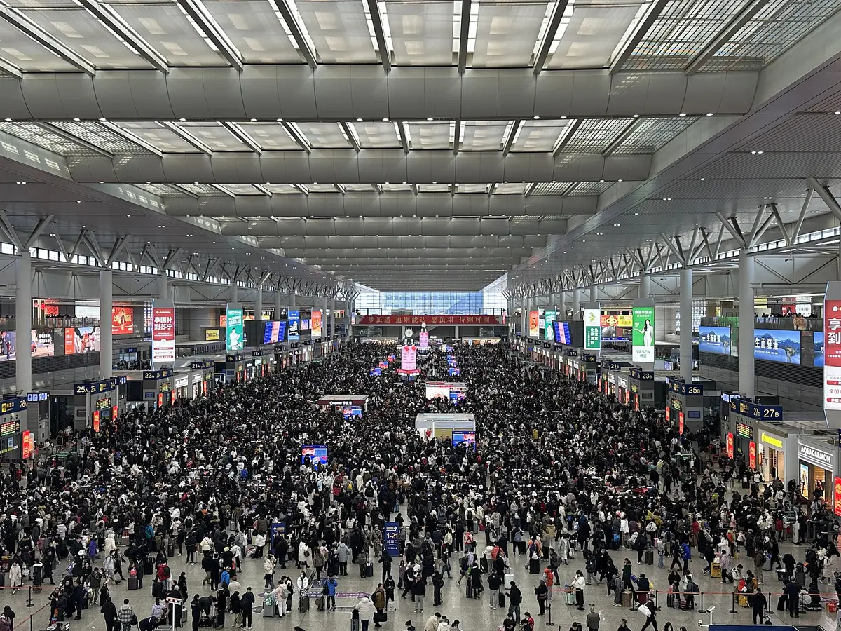 乗客であふれる上海虹橋駅のコンコース — 中国の連休中の高鉄駅の混雑