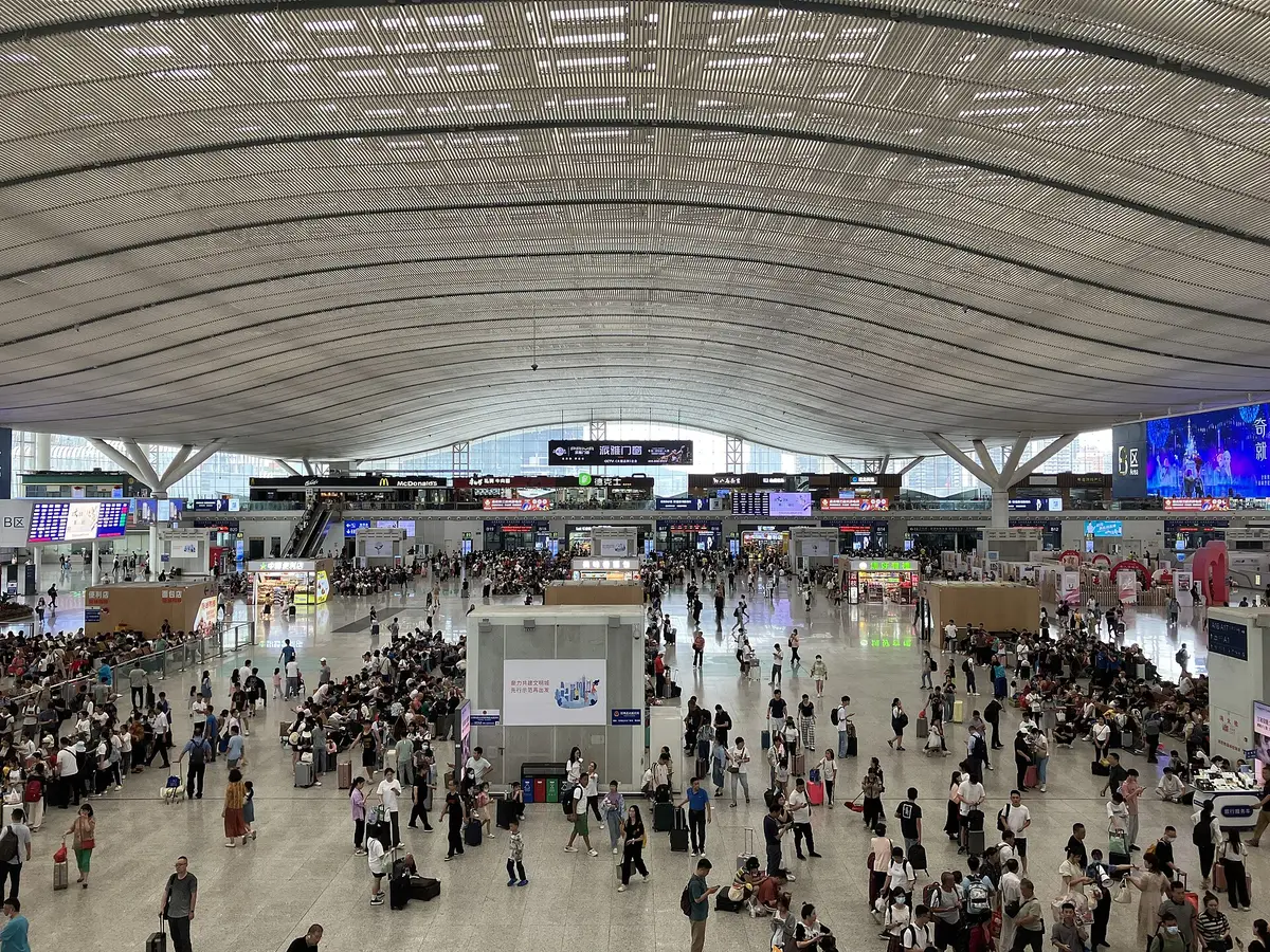普段の深圳北駅の待合ホール — 連休以外の時期は中国の高鉄駅もゆったり