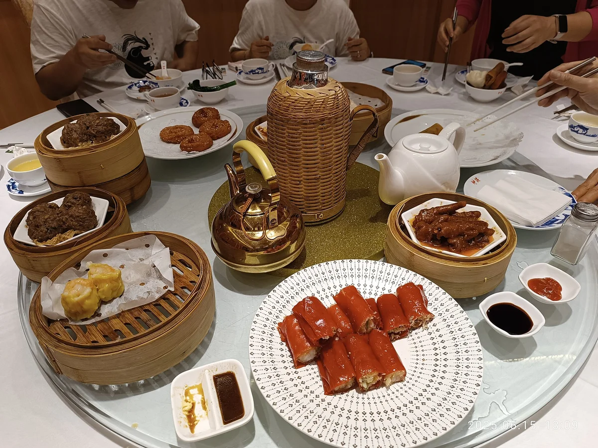 中国・広州のレストランのテーブルに並んだ点心。円卓を囲んでシェアするのが中国スタイル