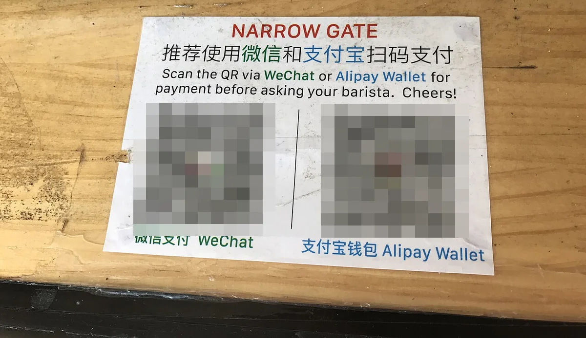 中国の飲食店のテーブルに貼られたWeChat（微信支付）とAlipay（支付宝）のQRコードシール