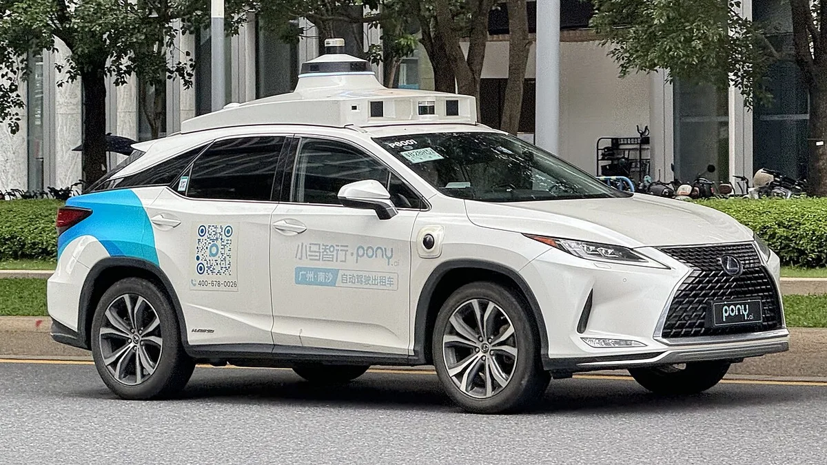 屋根にLiDARセンサーを搭載した小马智行（Pony.ai）の無人タクシー。車両はレクサスRXを改造したもの