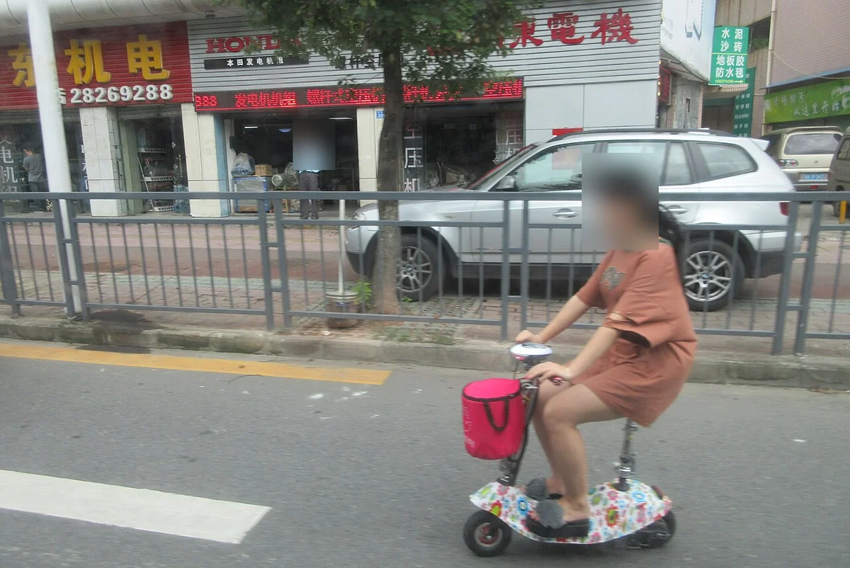 中国の街を走る電動バイク（电动车）— 歩行者が最も注意すべき存在