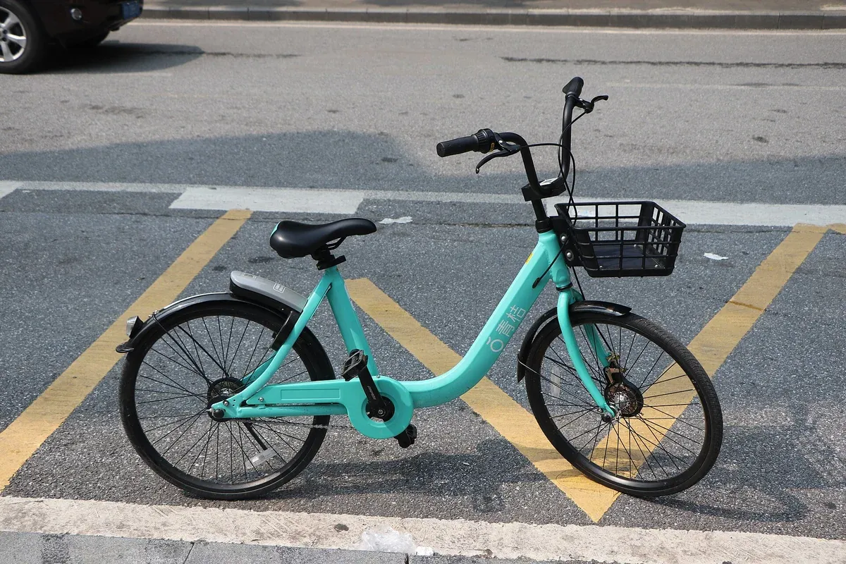 青緑色の青桔（Qingju）のシェア自転車。DiDi系の会社が運営している