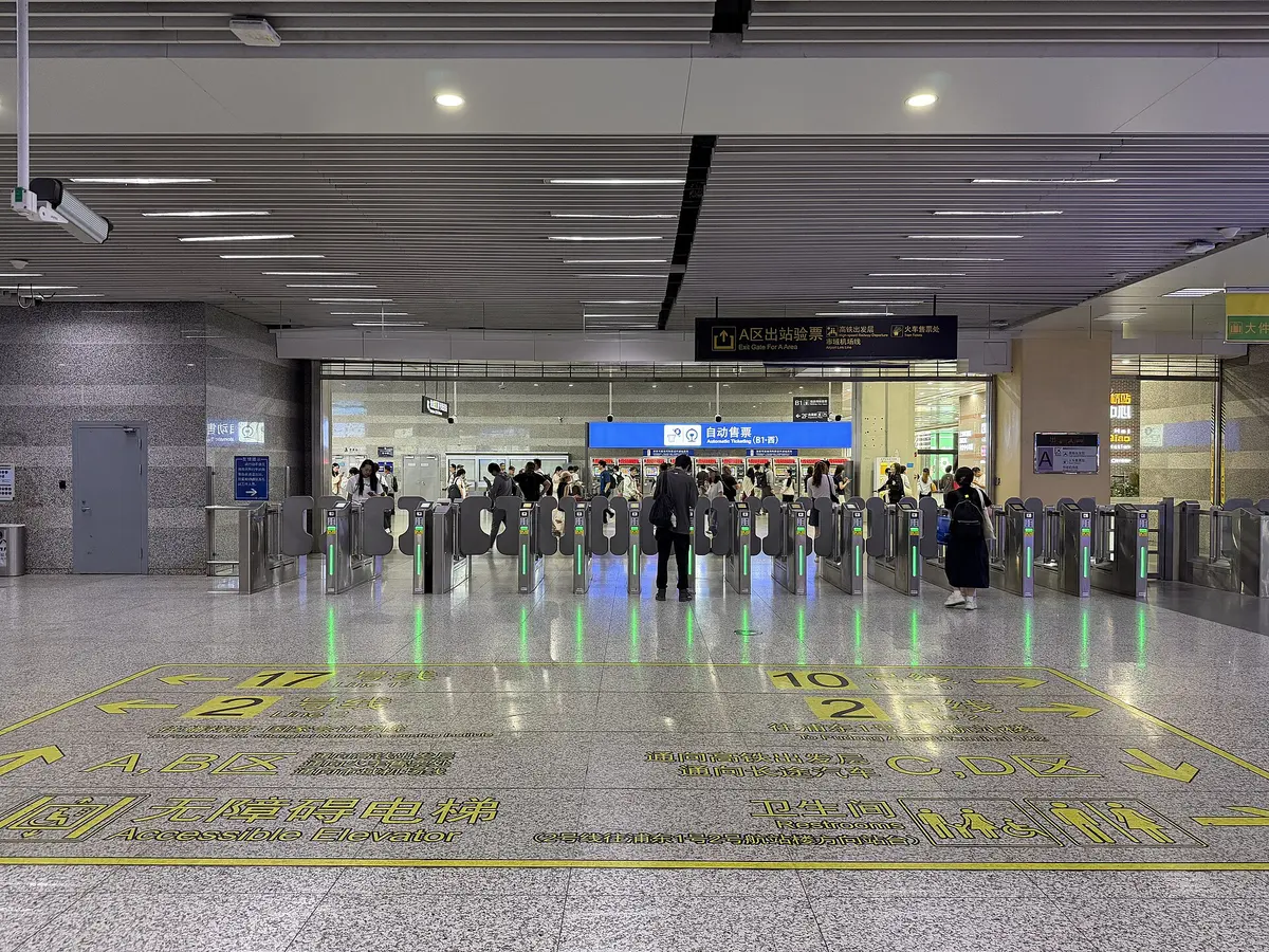 上海虹橋駅の地下鉄改札。入場時は切符をタッチ、出場時は切符を投入口に入れる