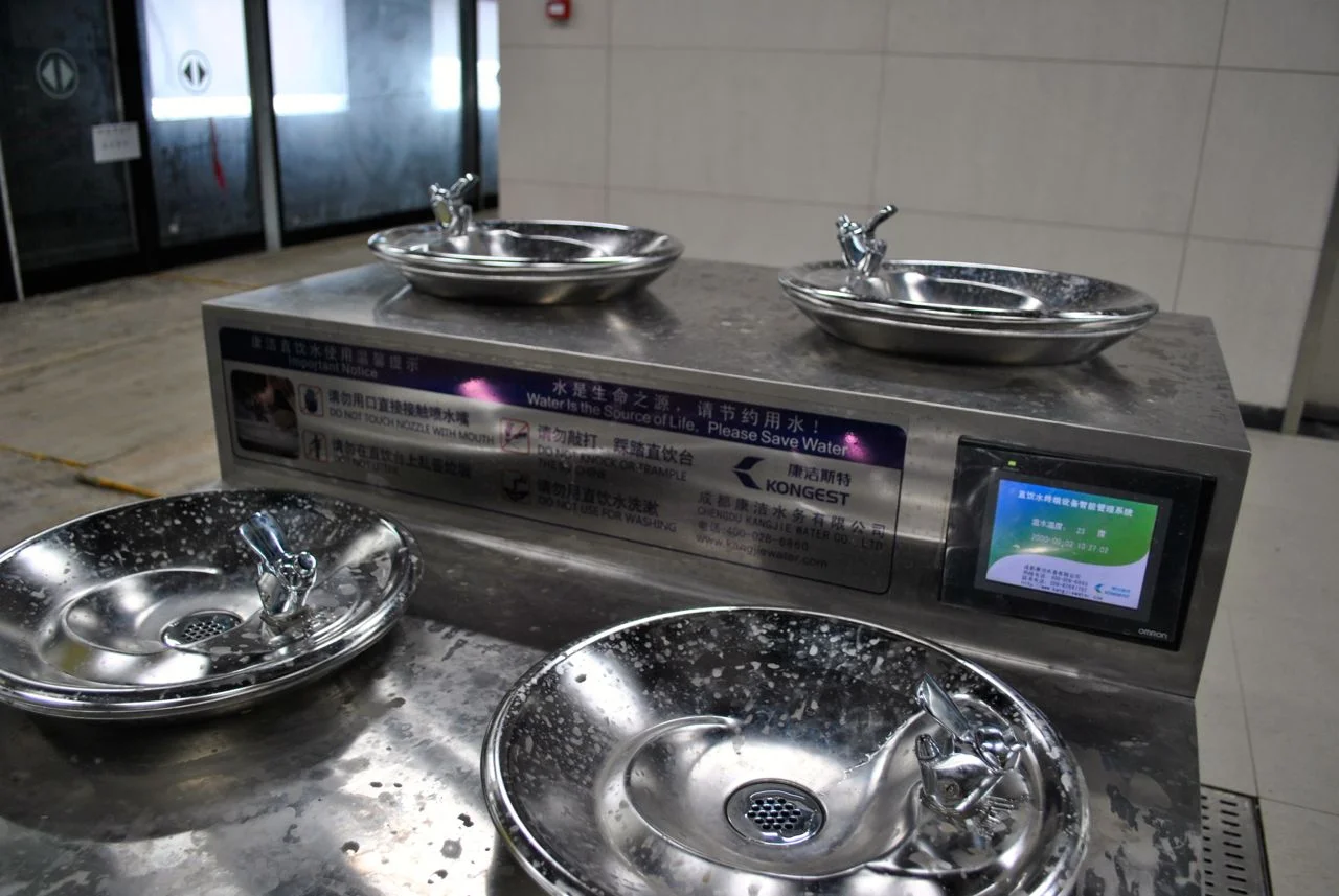 中国の地下鉄駅に設置された「直饮水」の給水機。ステンレスの水飲み場が4口並び、右側には浄水設備の管理画面が付いている