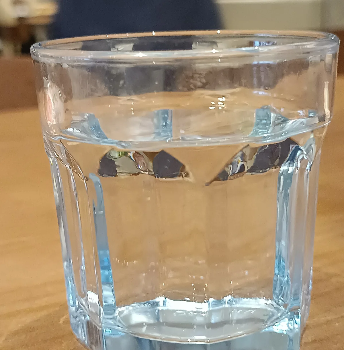 中国・深圳のレストランで出てきたグラスの水。沸かした水かサーバーの水なので、そのまま飲んで問題ない