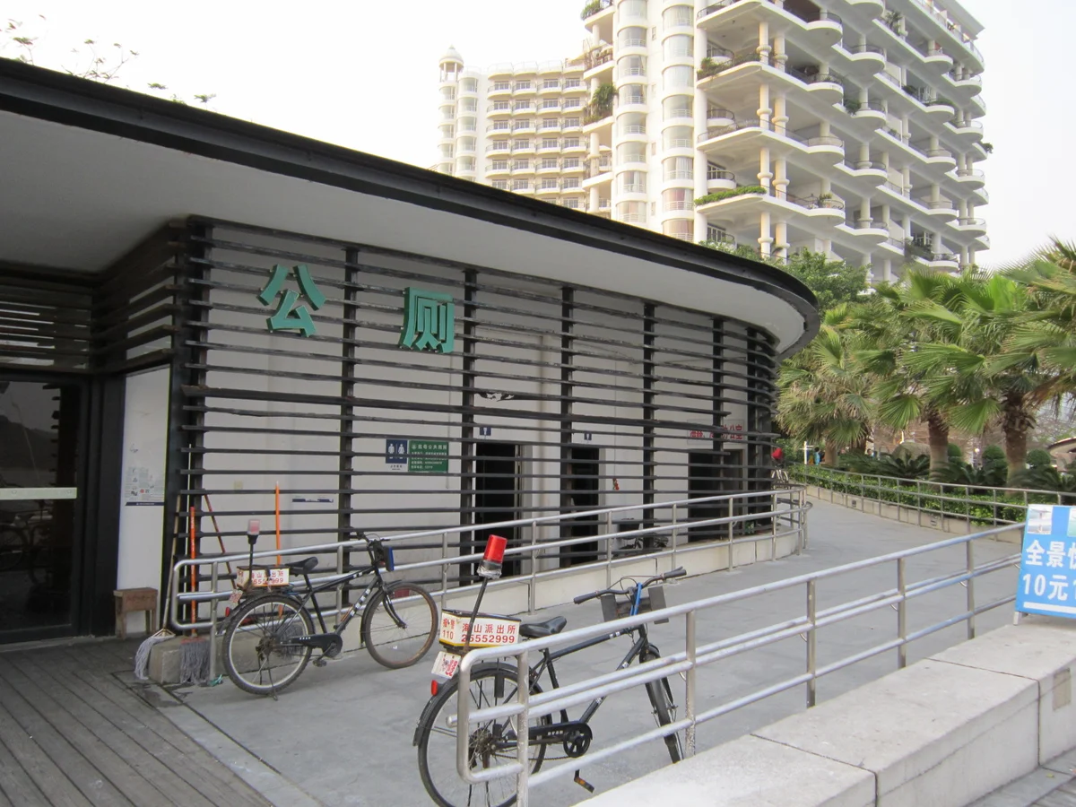 「公厕」と大きく書かれた中国の公衆トイレ。街中や公園に無料で設置されている