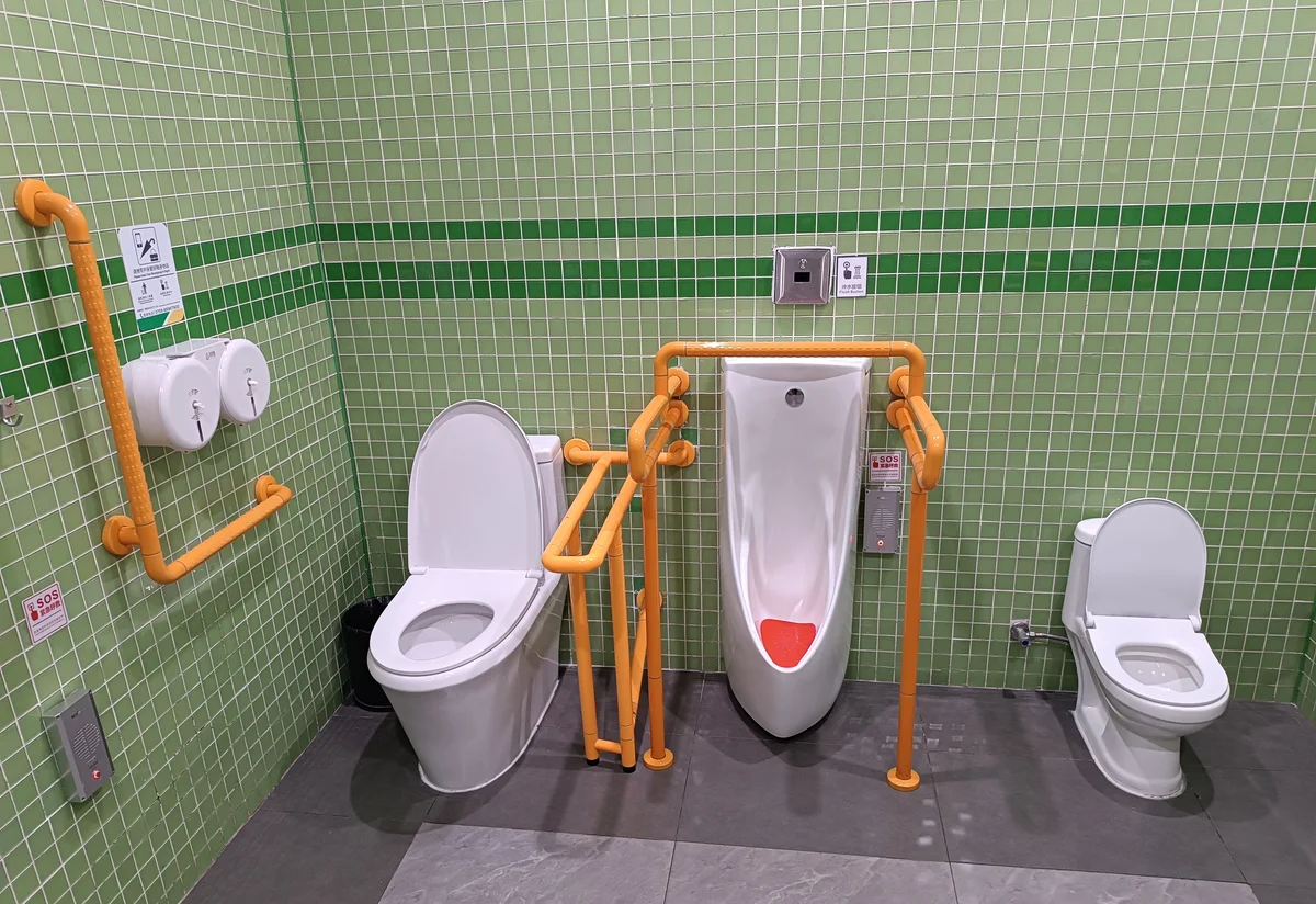 深圳の地下鉄駅にある公衆トイレ。左手の壁にトイレットペーパーのディスペンサーが設置されている