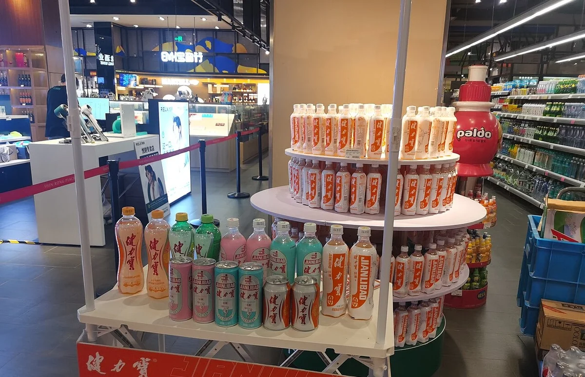 中国のスーパーの商品棚。パッケージの中国語をカメラ翻訳で確認する