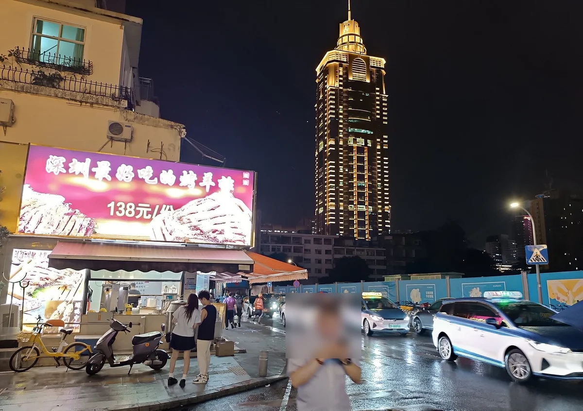 夜の深圳の飲食店街。中国でおいしい店を探すなら大衆点評が頼りになる