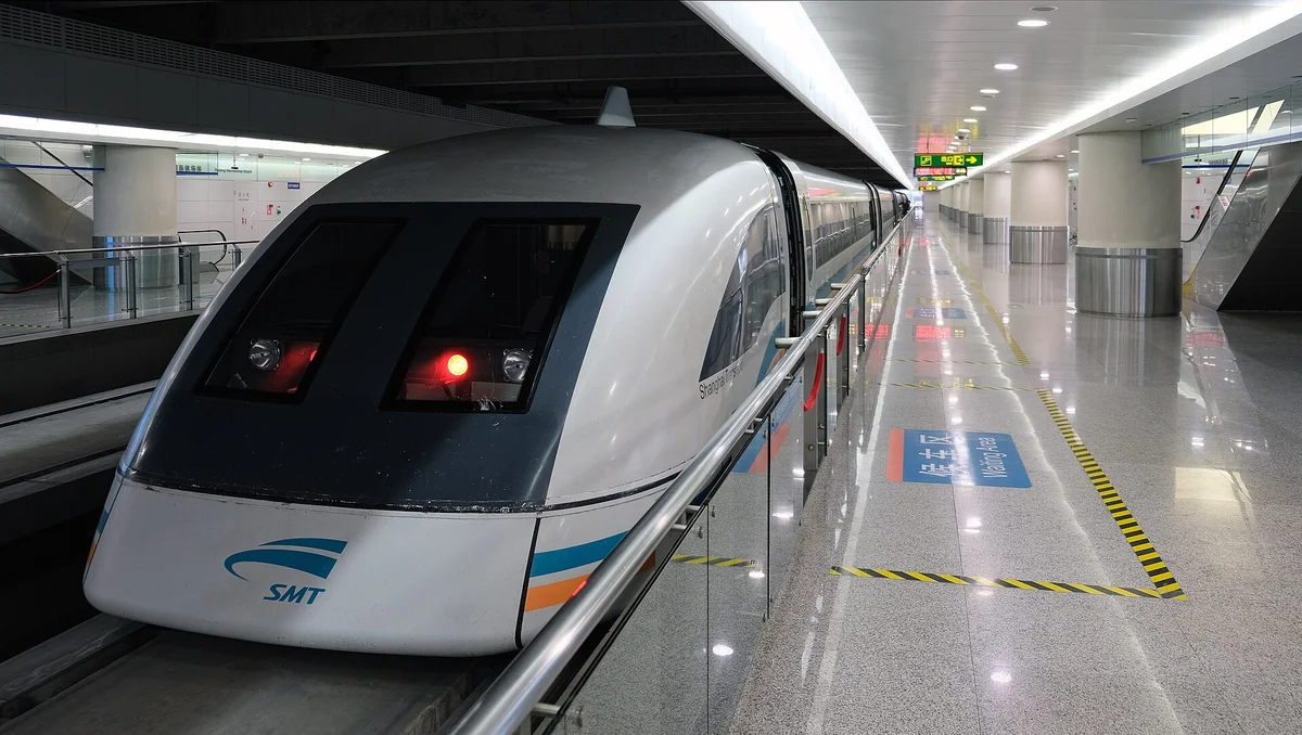上海リニアモーターカー。浦東空港から市内への移動は片道50元（約1,150円）