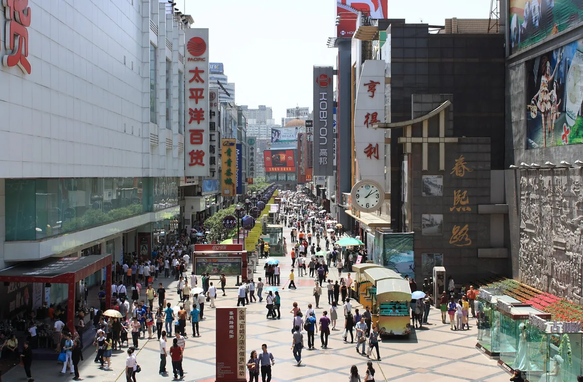 昼間の成都・春熙路を行き交う大勢の人々 — 中国旅行は本当に危険なのか