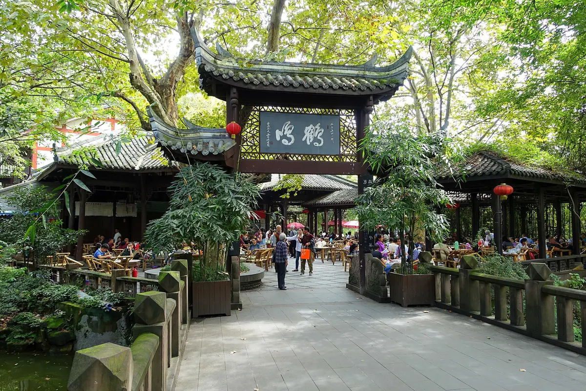 成都・人民公園の茶館でくつろぐ人々 — 中国の人々の日常の風景