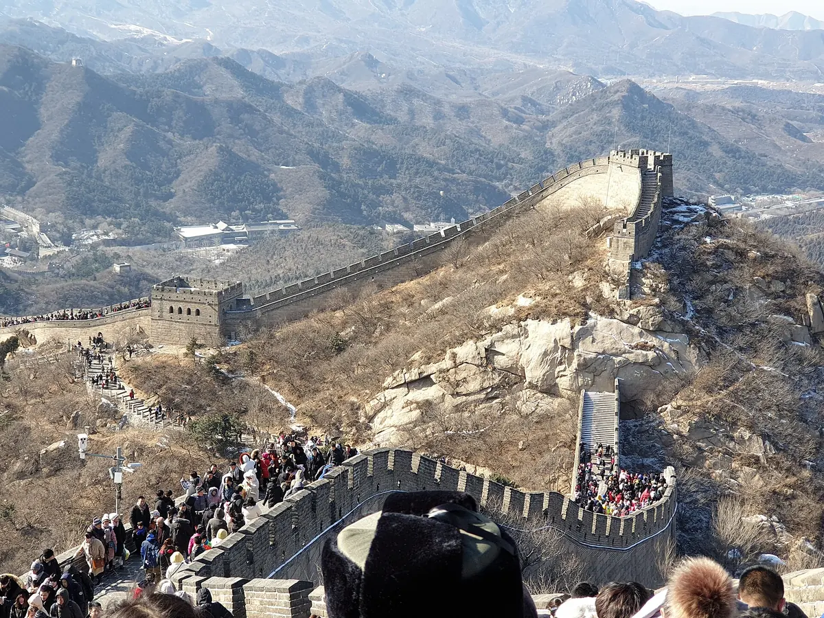 観光客でにぎわう万里の長城 — 中国には世界中から旅行者が訪れている