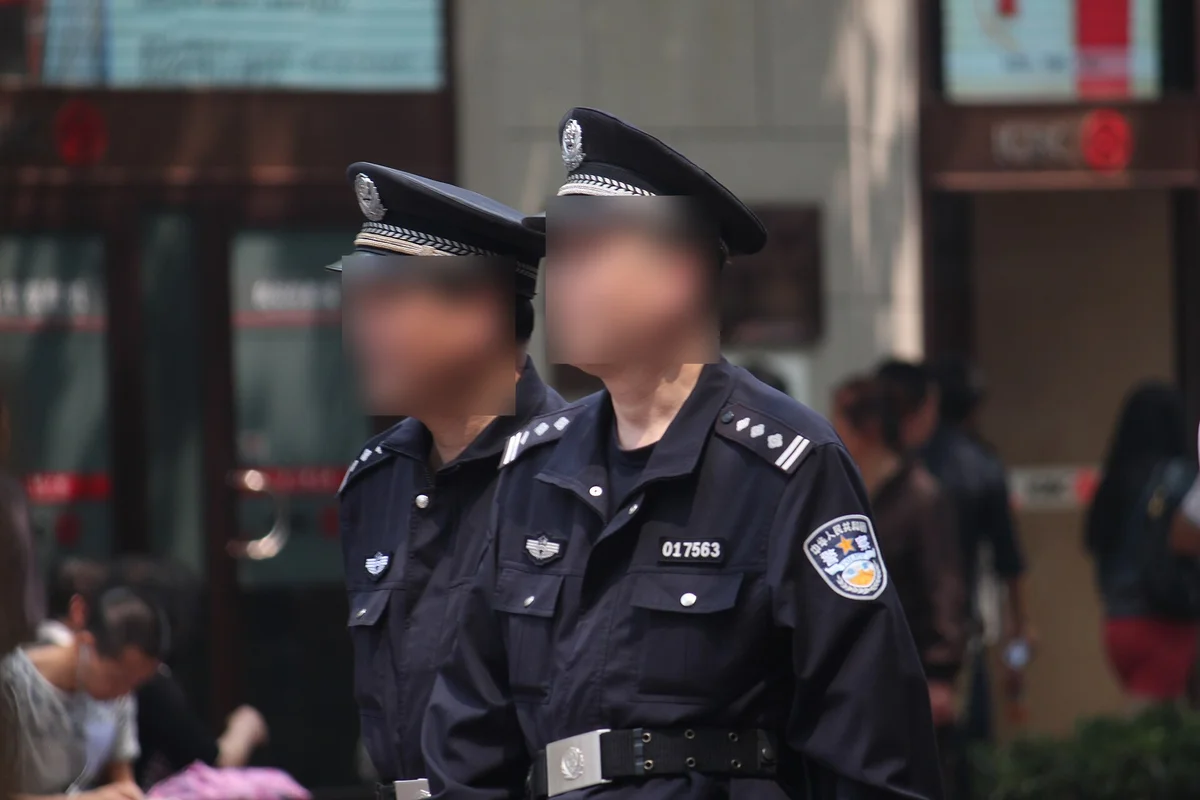 上海・南京東路をパトロールする中国の警察官 — 中国の治安維持体制