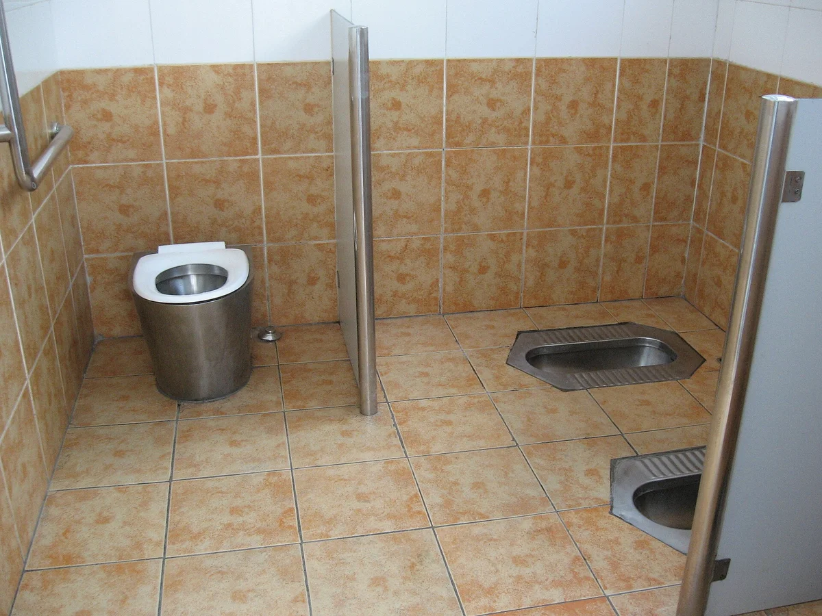 中国の公衆トイレ。使用済みのトイレットペーパーは流さず、備え付けのゴミ箱に入れるのが基本ルール