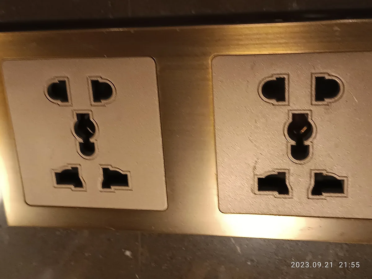中国のホテルの電源コンセント。中国の電圧は220Vなので、日本の100V専用家電をそのまま挿すと故障の原因になる