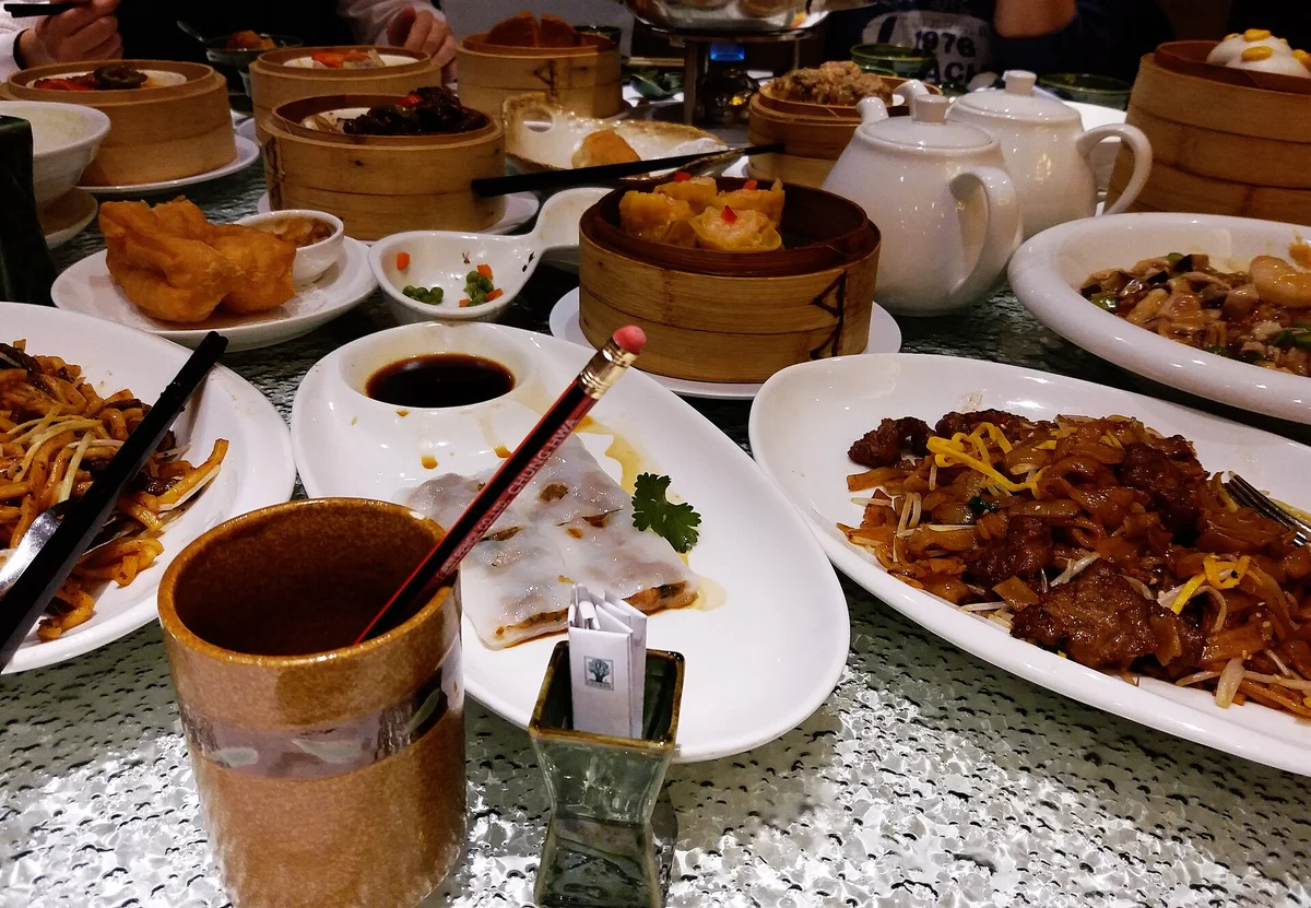 中国のレストランのテーブル。お茶のポットが最初に運ばれてくる地域では、そのお湯やお茶で食器を洗う習慣がある