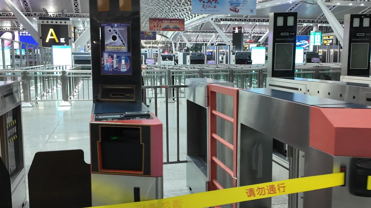 広州南駅の身分証スキャンゲート — 中国の身分証専用エリア（Aエリア）が並ぶ