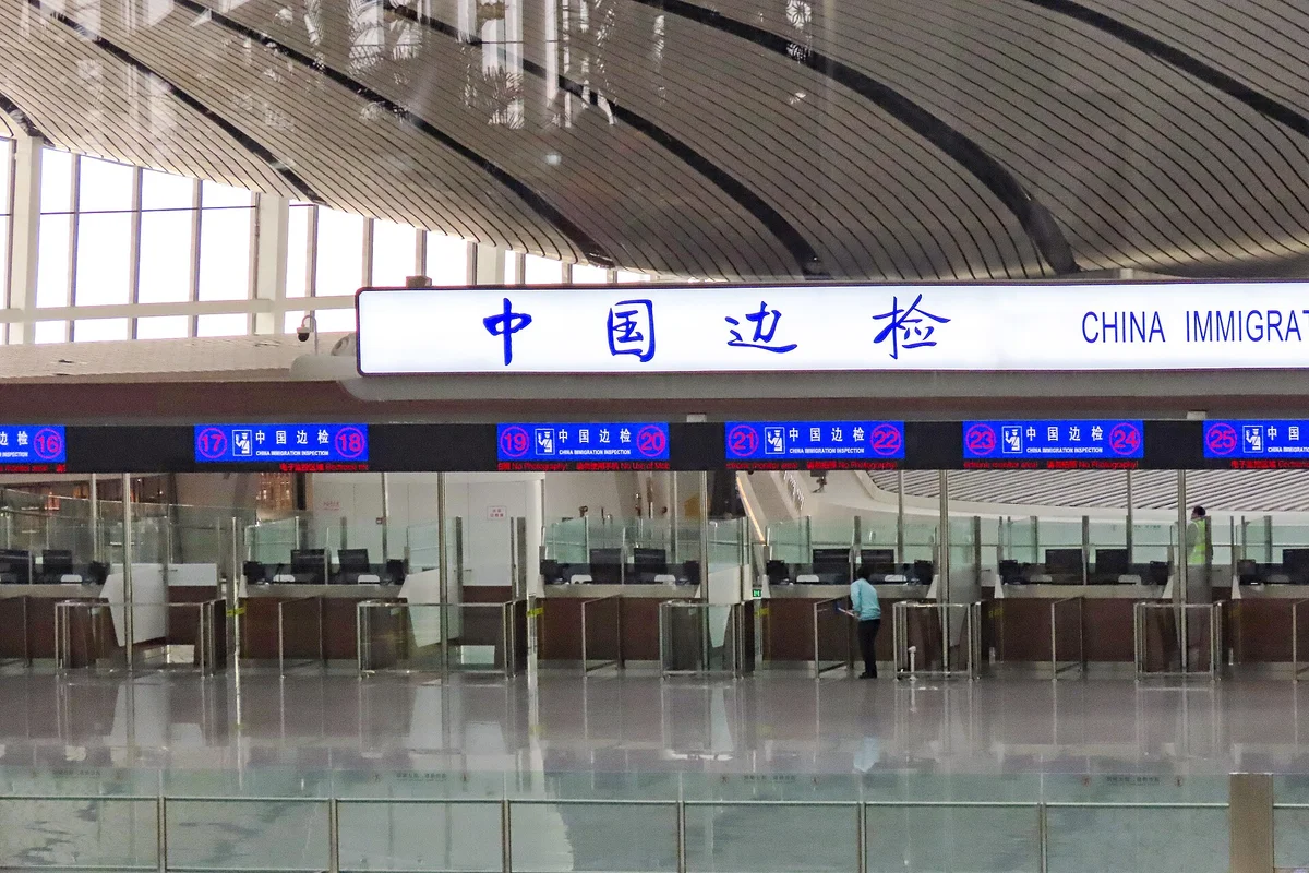 中国の空港の入国審査カウンター（中国边检）