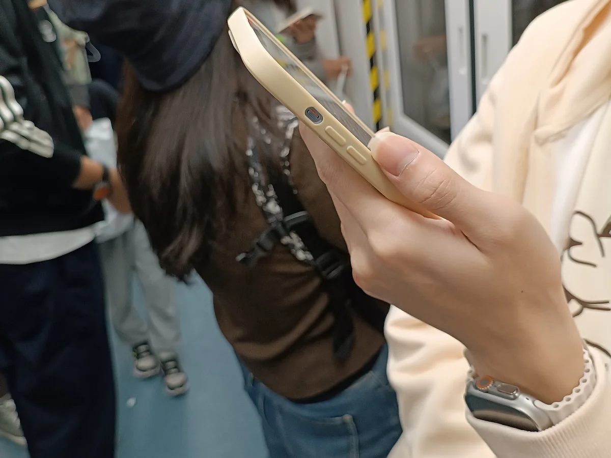 中国の地下鉄でスマホを操作する乗客 — WeChat Payの支払いはスマホ1台で完結する