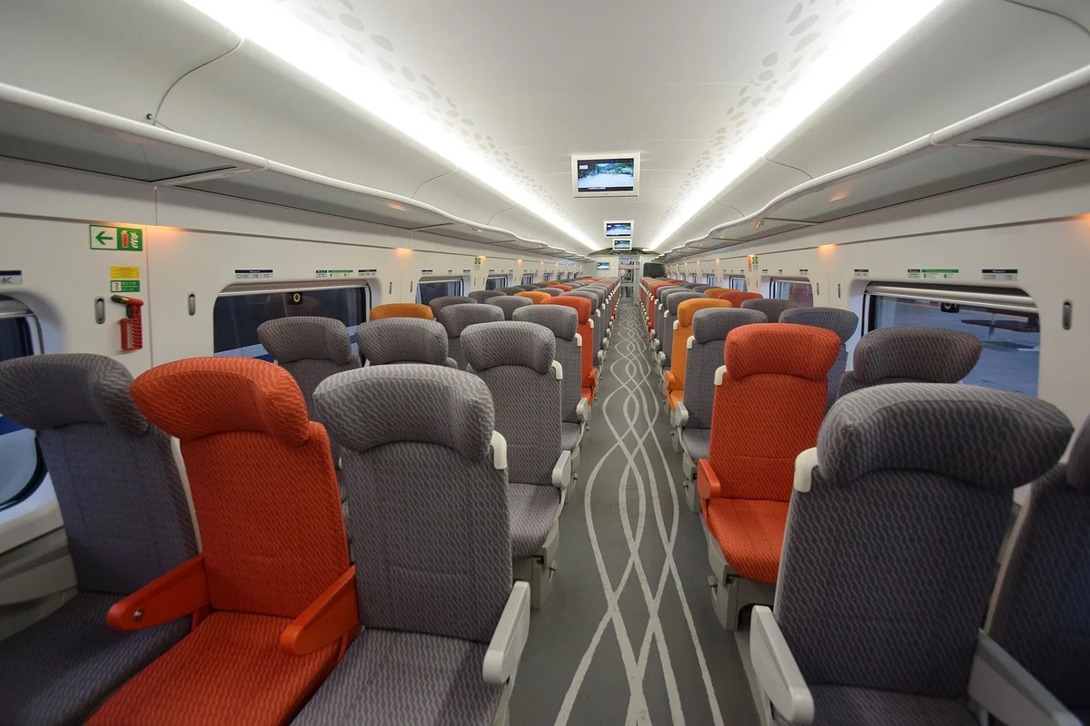 高鉄の二等座（普通車）の車内。座席は2列＋3列でゆったりしている