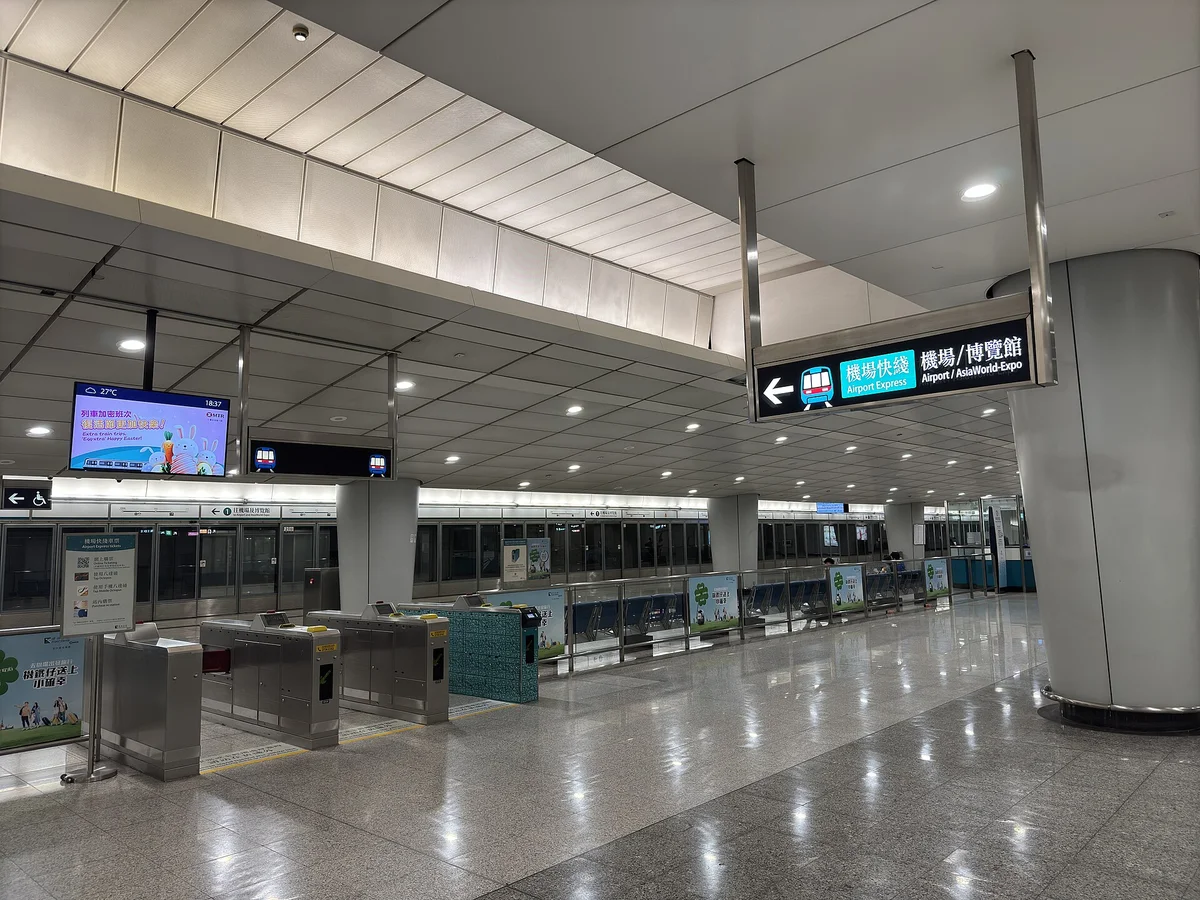 香港・九龍駅のエアポートエクスプレス改札。「機場快綫 Airport Express」の案内表示に従って進む