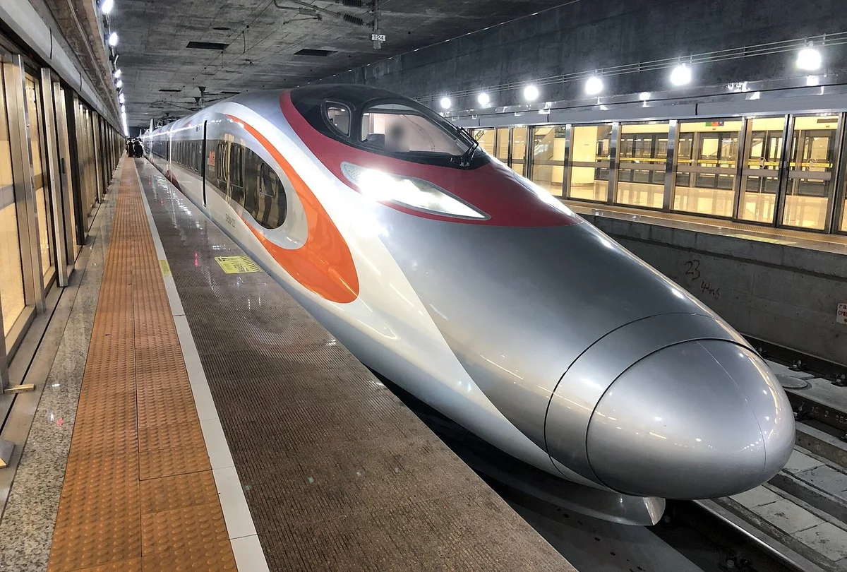 香港西九龍駅のプラットフォームに停車する高鉄車両。ここから中国本土の各都市へ直通で走る