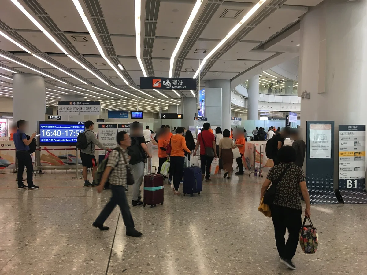 香港西九龍駅のB1「離港（Departures）」エリア。ここから出発の手続きが始まる