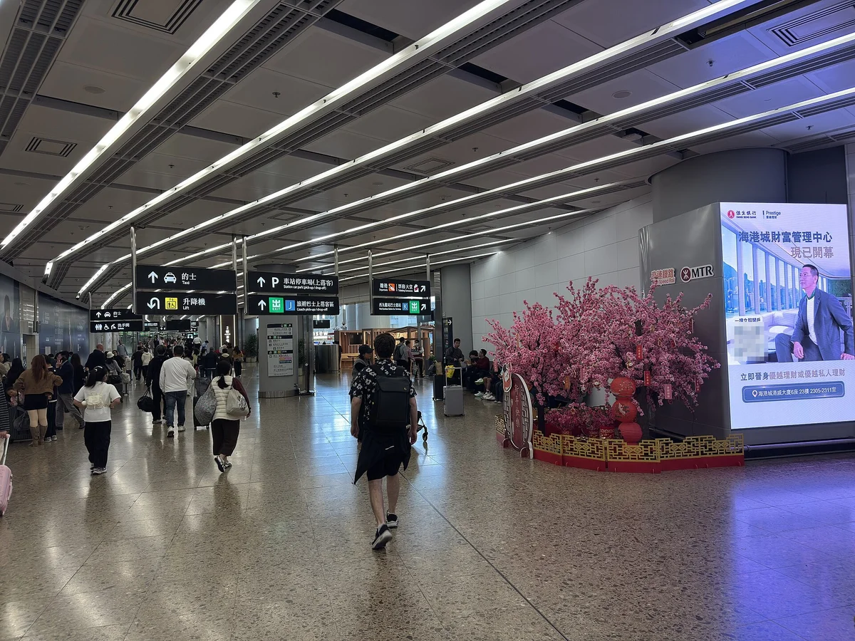 香港西九龍駅の館内案内表示。「高速鐵路 High Speed Rail」「離港 Departures」「票務大堂 Ticketing Concourse」の表示に従って進む